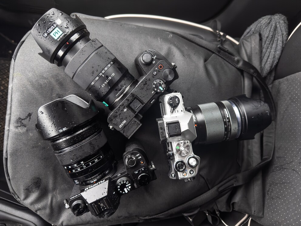 Anche le fotocamere di Fujifilm e Sony sopravvivono indenni a un piccolo acquazzone.