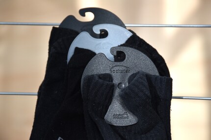 Da die Socken schon aufeinander liegen, lassen sie sich nach dem Trocknen optimal verknoten.
