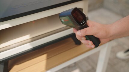 Contrôle de la température avec le thermomètre infrarouge.