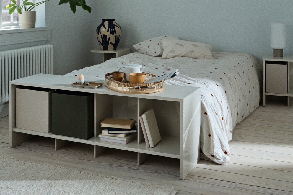 Ein Sideboard ist an der Wand, aber auch am Fussende des Betts gut aufgehoben.