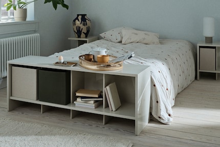 Un sideboard est bien placé contre le mur, mais aussi au pied du lit.