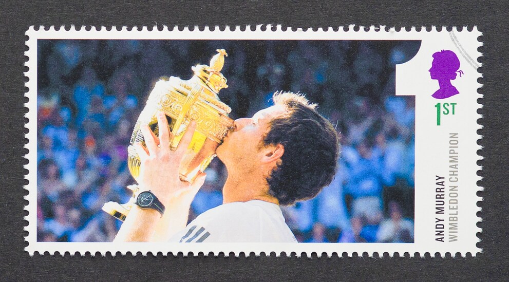 Loo scozzese Andy Murray bacia il trofeo dell'ananas. Vince il titolo singolare di Wimbledon due volte, nel 2013 e nel 2016. Un motivo sufficiente per immortalarlo su un francobollo.