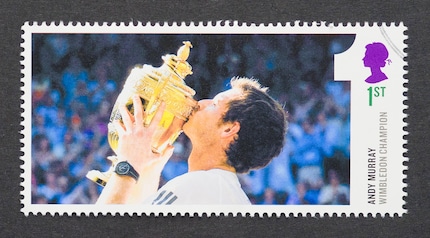 Loo scozzese Andy Murray bacia il trofeo dell'ananas. Vince il titolo singolare di Wimbledon due volte, nel 2013 e nel 2016. Un motivo sufficiente per immortalarlo su un francobollo.