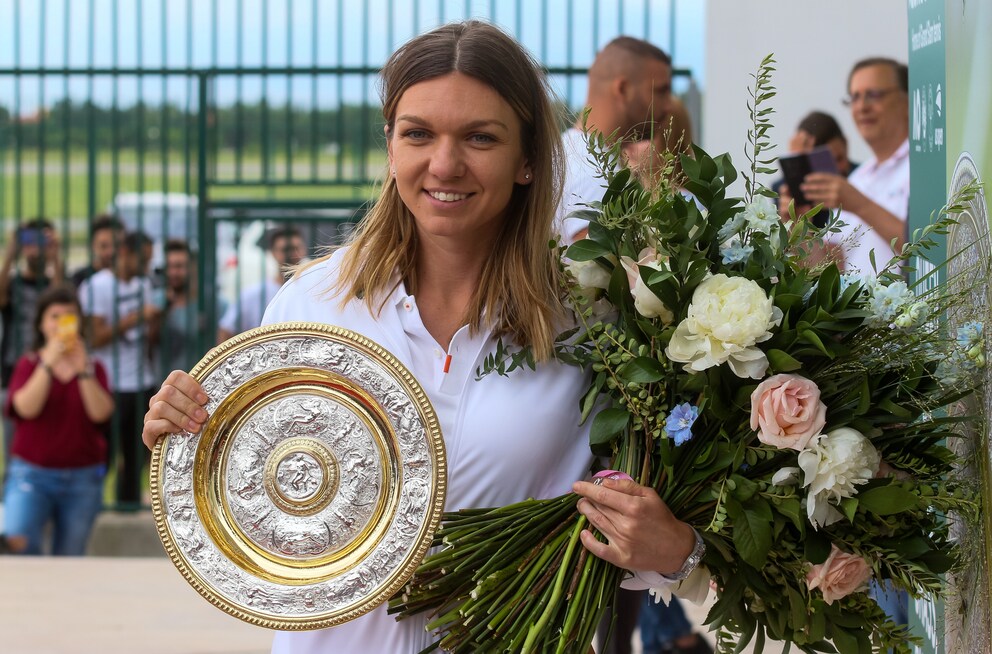 Simona Halep ha battuto Serena Williams nella finale di Wimbledon 2019 e si è mostrata raggiante con il «Venus Rosewater Dish».