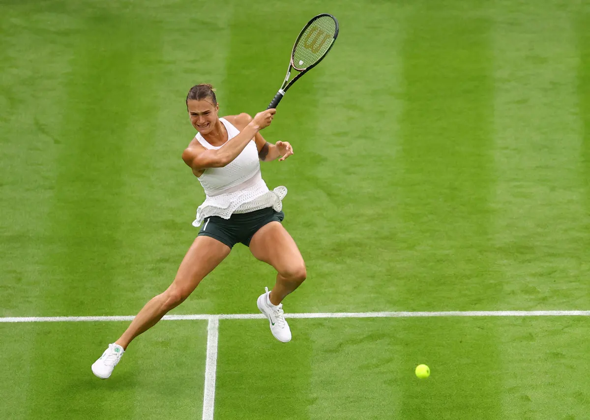 Aryna Sabalenka in azione, in biancheria scura.