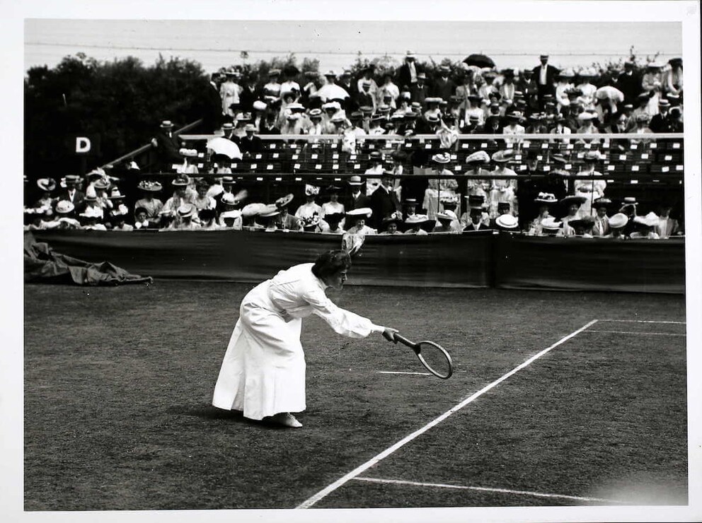 Charlotte Cooper Sterry sul sacro manto erboso di Wimbledon nel XIX secolo. Vinse il singolare femminile ben cinque volte.