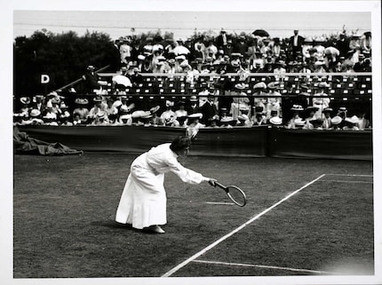 Charlotte Cooper Sterry sul sacro manto erboso di Wimbledon nel XIX secolo. Vinse il singolare femminile ben cinque volte.