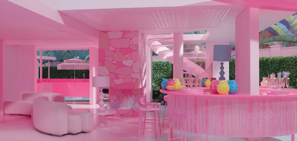 En forme de S, d’arc de cercle ou séparées, les deux parties de ce canapé modulaire qui rappelle le canapé Amphis de Pierre Paulin laissent Barbie exprimer sa créativité. 