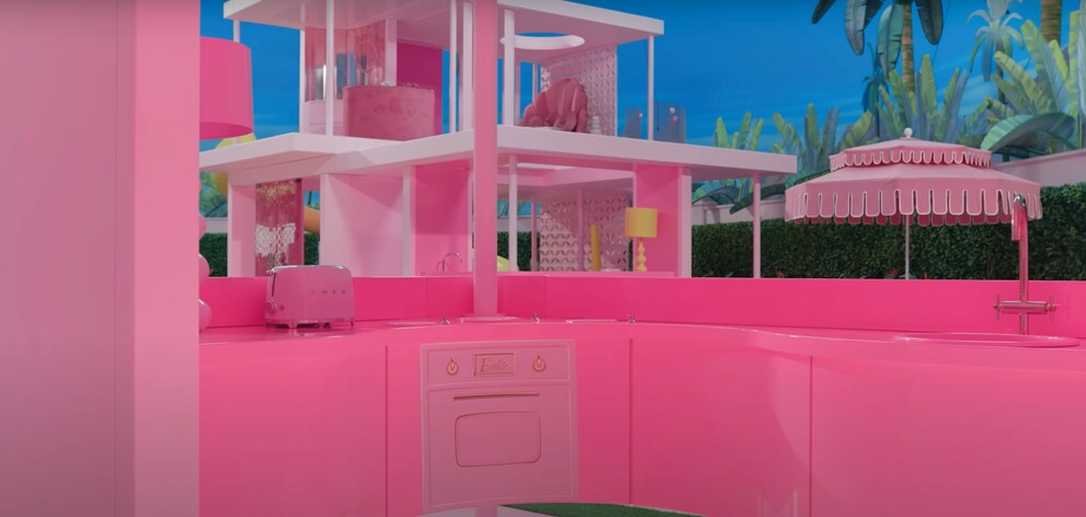 Ton sur ton : pour préserver le concept de couleur monochrome, Barbie possède le grille-pain Smeg en rose. 