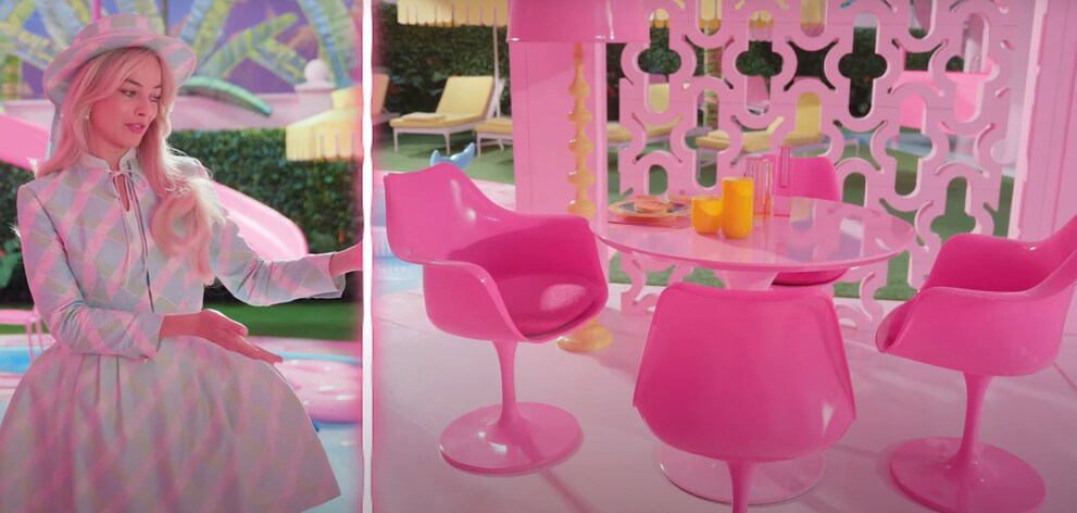 Les chaises et la table de la salle à manger ressemblent aux classiques d’Eero Saarinen appelés Tulip. 