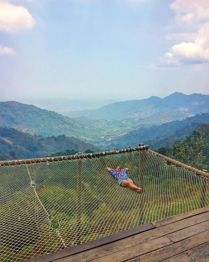 Dall'amaca gigante puoi godere di una vista mozzafiato sulle montagne e su una valle da sogno sotto l'ostello «Casa Elemento».