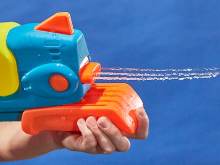Il Super Soaker Wave Spray Blaster spara un getto d'acqua ondulato.