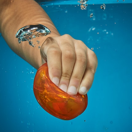 Le Hydro Balls sono composte da due metà che devi prima mettere insieme. Poi le immergi nell'acqua, le premi insieme e via! 