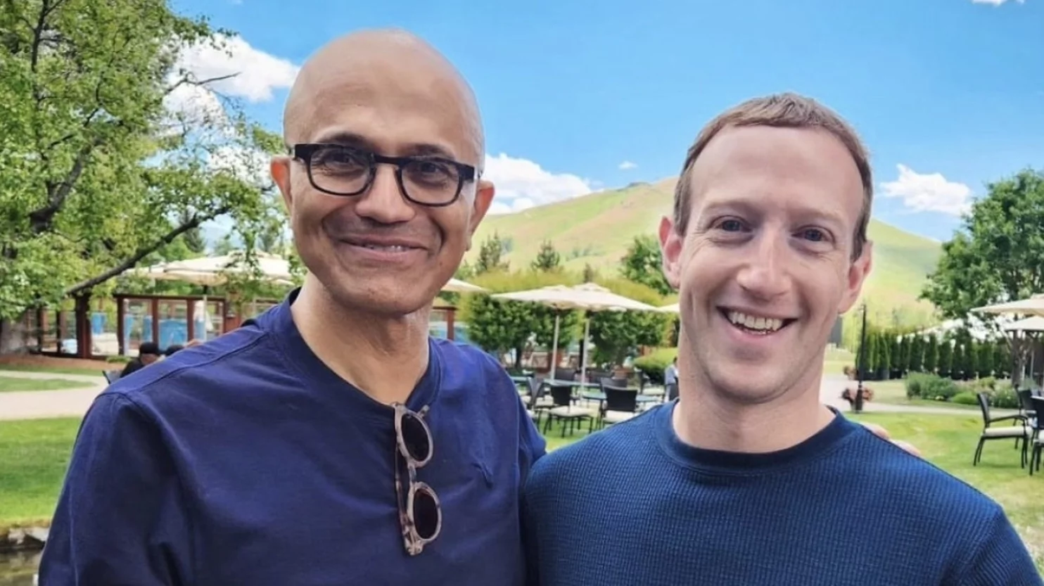 Le PDG de Meta, Mark Zuckerberg (à droite), a posté une photo commune avec le PDG de Microsoft, Satya Nadella (à gauche), sur Instagram pour le lancement de LLaMA 2.