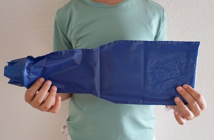 Il WC usa e getta in tutto il suo splendore: un sacchetto di plastica con un'apertura rotonda.