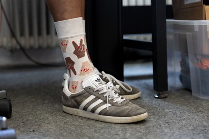Les chaussettes du fondateur Sean Pfister font passer un message. 