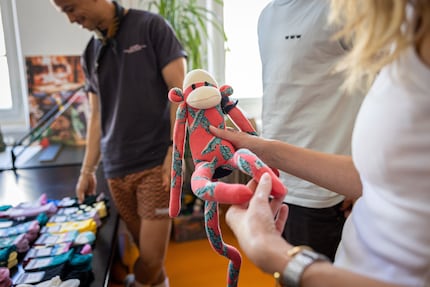 Le DillyMonkey est créé à partir de chaussettes invendues. 