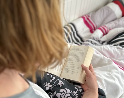 Wie damals als Kind fürchte ich diese Woche den Moment, in dem es heißt «Buch weg, Licht aus, Schlafenszeit». Das abendliche Lesen allerdings nehme ich als Gewinn mit aus dieser Woche: Das wird hoffentlich wieder fester Bestandteil meines Abendrituals.