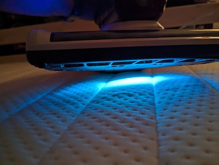 Das UV-Licht ist nur im Dunkeln sichtbar, wenn du den Hoover leicht anhebst.