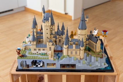 Sul retro del diorama, si può vedere cosa succede sotto Hogwarts.