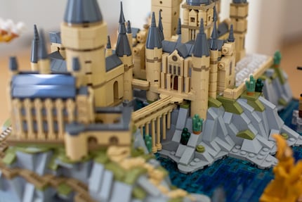 La vista del viadotto e l'ingresso della biblioteca di Hogwarts.