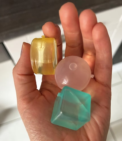 I cubetti di ghiaccio riutilizzabili aggiungono un tocco colorato al tuo drink.