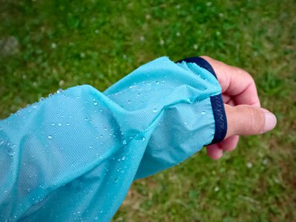 Les gouttes de pluie perlent sur la veste, mais ce n’est pas une veste de pluie.