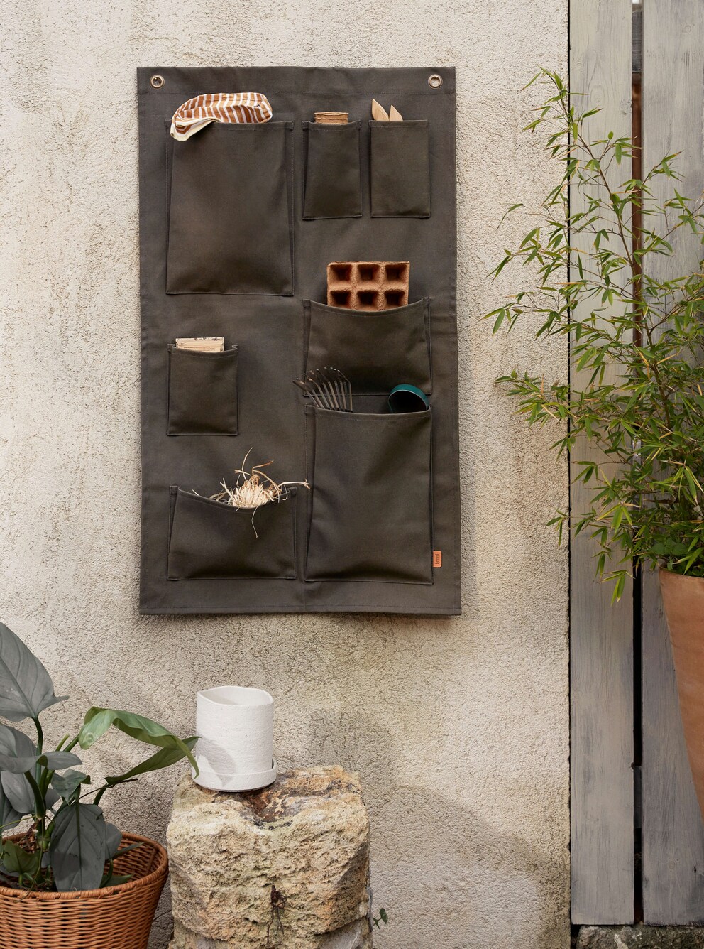 Les rangements muraux sont pratiques à l’intérieur comme à l’extérieur.