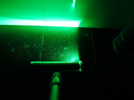 Dank des grünen Lasers siehst du genau, wo es noch dreckig ist.