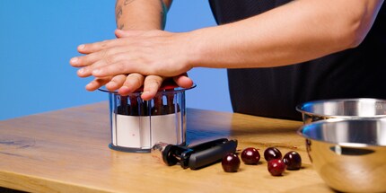 Seven cherries simultaneously with the Zyliss pitter.