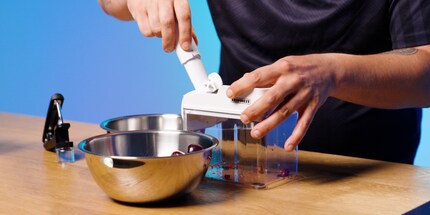 A simple gesture is all it takes to pit the cherry with Leifheit.