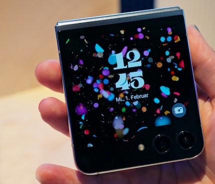 You can choose your favourite wallpaper for the Samsung Galaxy Z Flip 5.