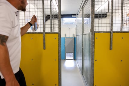 Piet Umiker peut ouvrir la trappe depuis l’extérieur de la cage.