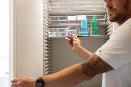 Piet Umiker conserve les médicaments pour animaux dans une armoire à pharmacie provenant d’un hôpital psychiatrique.