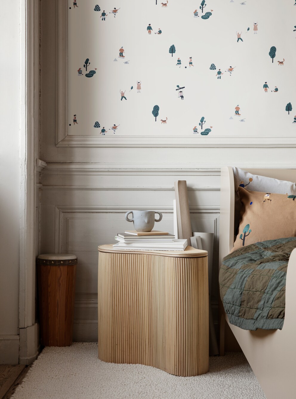La table de rangement « Isola » se distingue par sa forme organique douce.