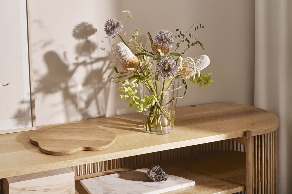 Le rebord du plateau « Alvar Aalto » en bois de chêne fait penser à la mer.