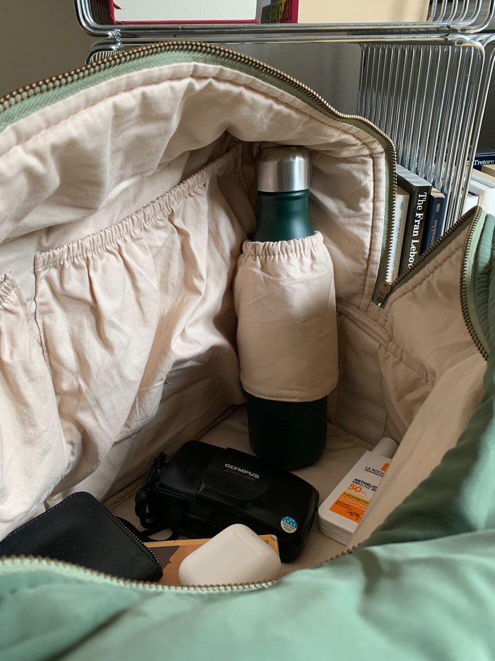 Innen gibt es drei unterschiedlich grosse Seitentaschen und einen Getränkehalter.