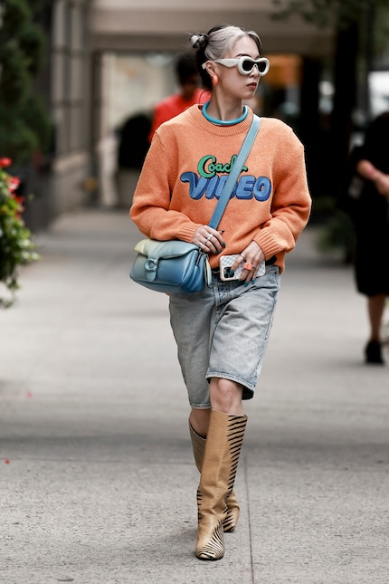 Quest'anno i pantaloncini di jeans all'altezza del ginocchio sono molto popolari.