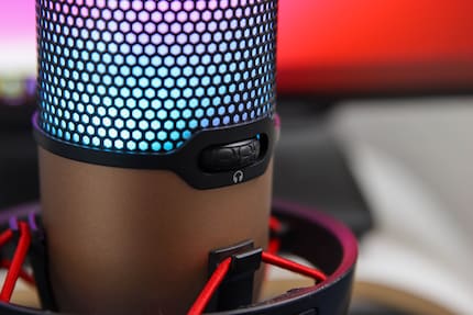 Le bouton de réglage du volume des écouteurs s’inspire d’une molette de souris Cherry. 