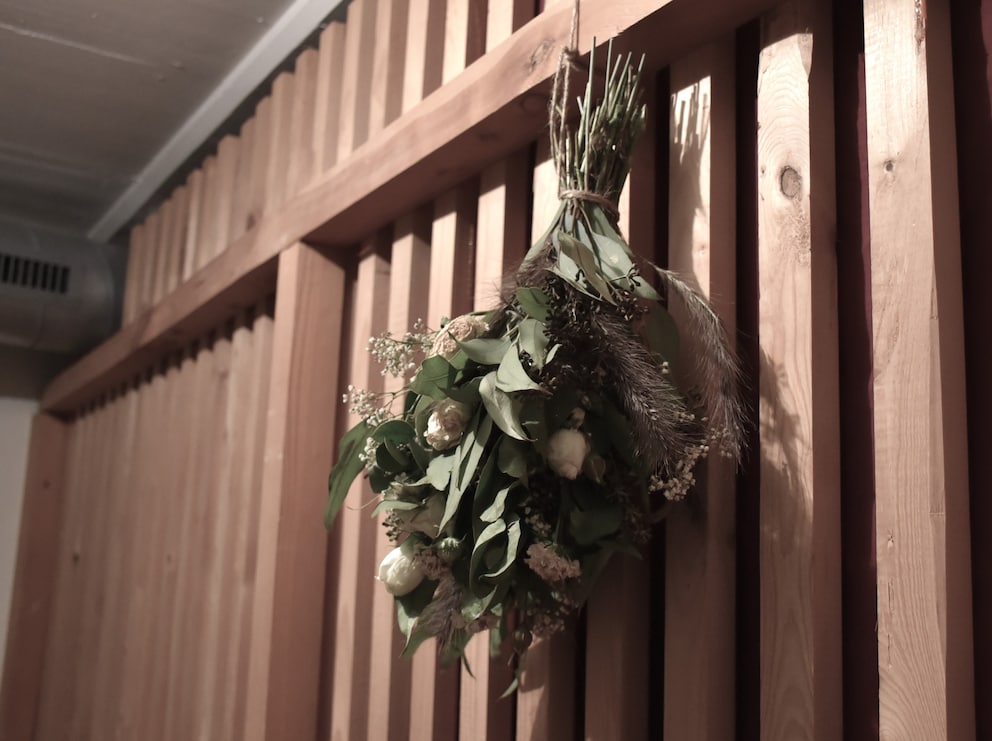 I wonder if the water will travel to its head? My bridal bouquet dries in the cellar.