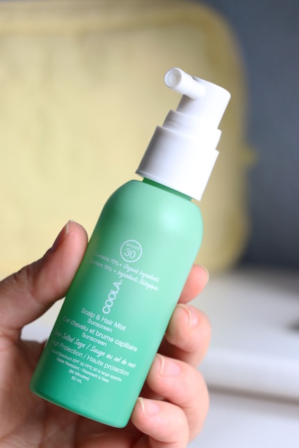 La protezione solare «Scalp & Hair Mist» di Coola ha un formato pratico.