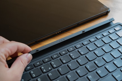 Le clavier se fixe de façon magnétique.