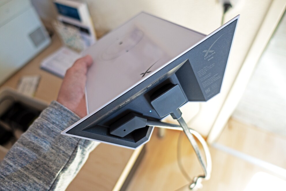 Le routeur Starlink n’a que deux ports physiques. Il n’y a pas de port Ethernet ni de port USB, au contraire des routeurs WiFi habituels.