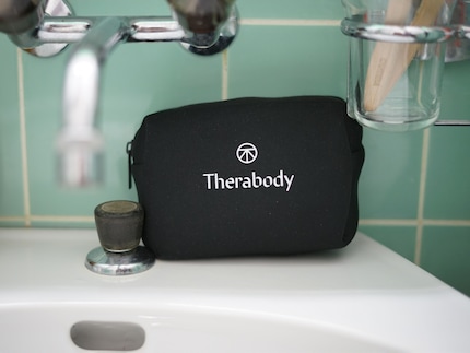 Dans la salle de bain, l’appareil peut être rangé dans sa pochette de transport fournie.