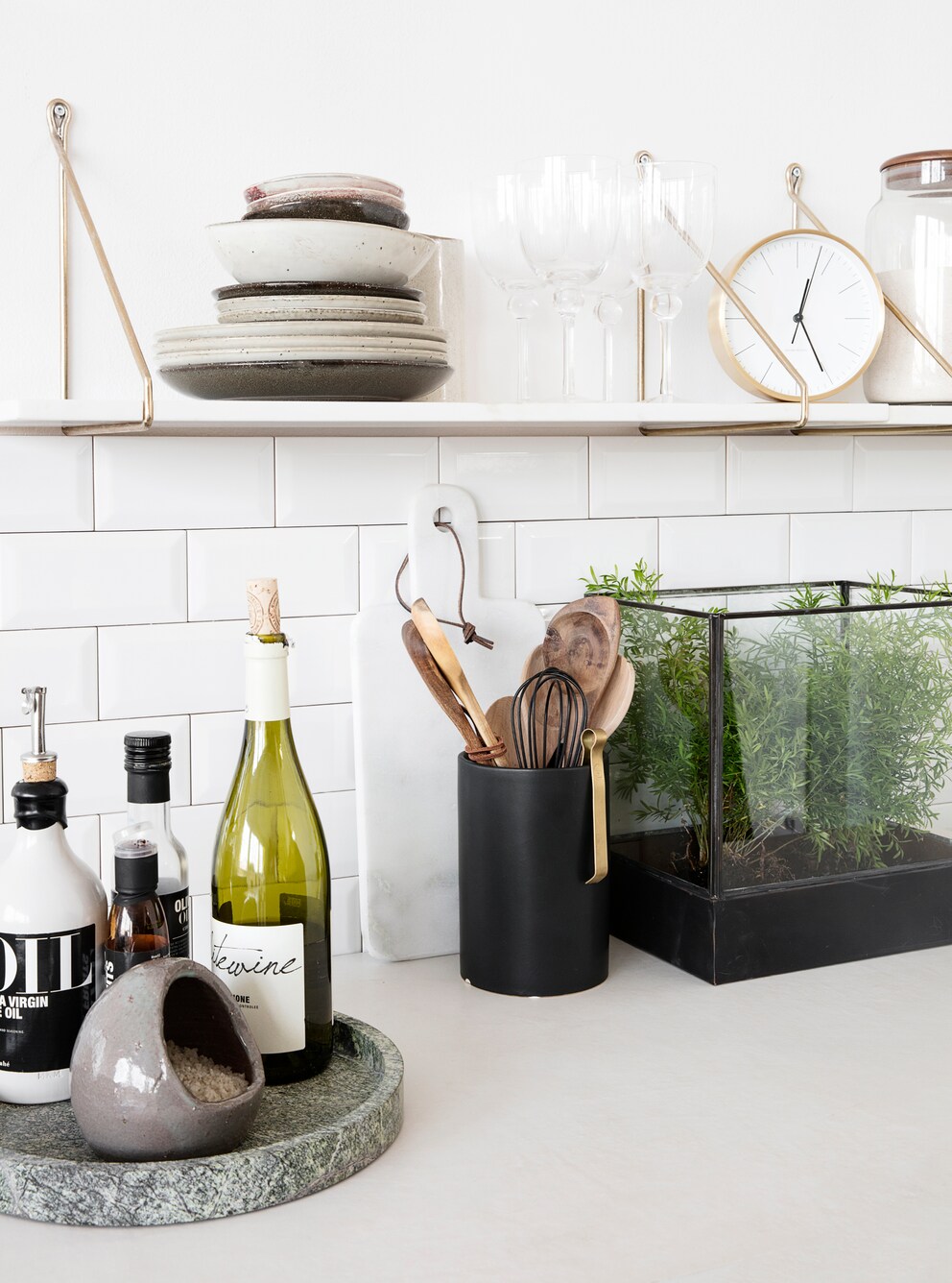 A tray allows you to arrange oil and the like in a non-cluttered way.