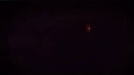 La réflexion de la lampe est à peine visible sur l’écran du S95C. 