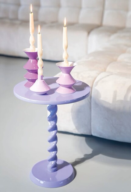 The fine lines of the «Gula» coffee table add movement to the living room.