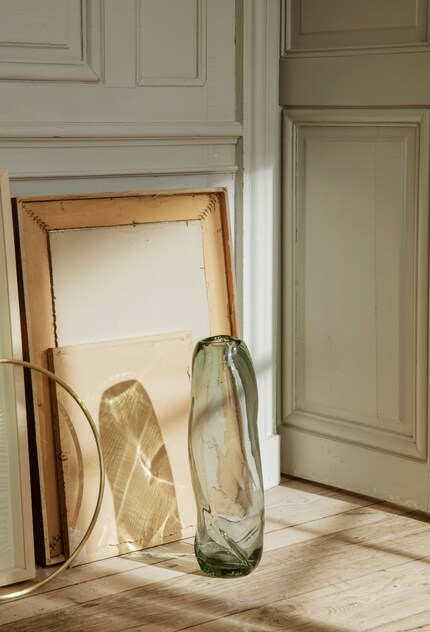Let’s twist again: the «Swirl» vase has a graceful, almost dancer-like aesthetic.