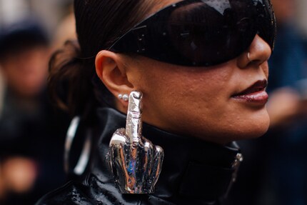 … oder DER Finger. Die Accessoires sprechen mehr als tausend Worte.