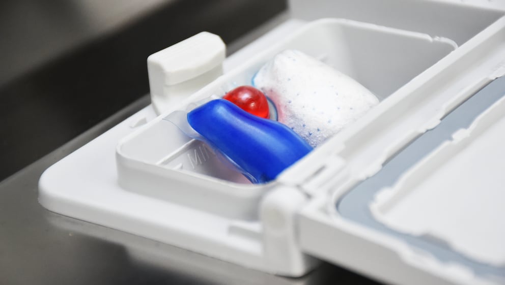 Besser als dieses Gelkissen oder normale Tabs soll Pulver reinigen.